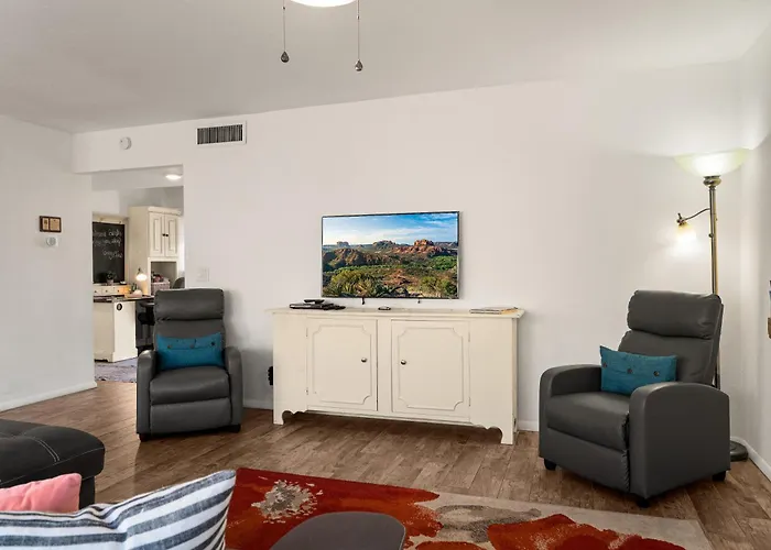 Uptown Haven With Red Rock Views And Pet Friendly Courtyard
