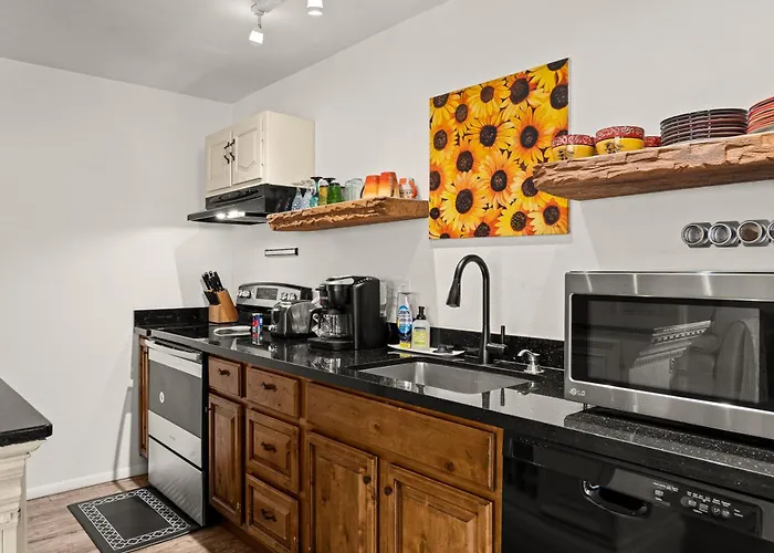 Uptown Haven With Red Rock Views And Pet Friendly Courtyard *